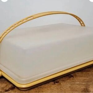 Tupperware Cream and Yellow Cake Carrier